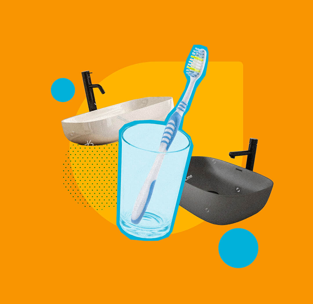 Collage de lavabos de salle de bain et d'une brosse à dents dans un verre